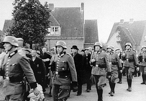 Dutch Jews Round-up May 1940 Google image from http://isurvived.org/Pictures_iSurvived-3/DutchJEWS-roundUP.GIF