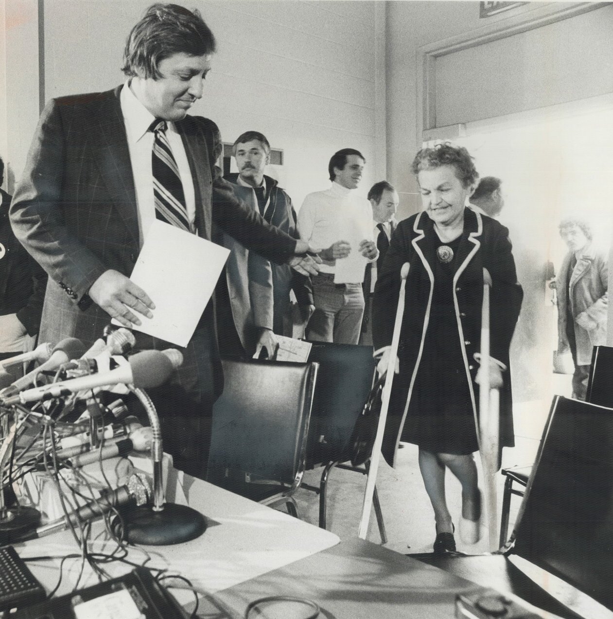 Mayor Hazel McCallion with Attorney-General Roy McMurtry, 1979 Google image adapted from http://static.torontopubliclibrary.ca/da/images/LC/tspa_0001039f.jpg