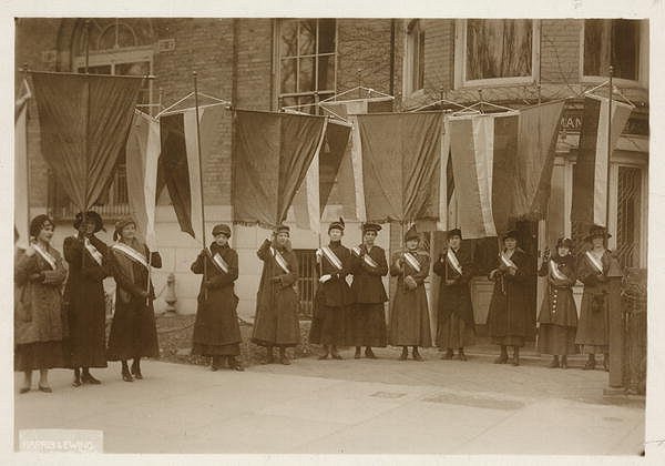 Women Suffragettes 1917 image from Amazing Women Rock