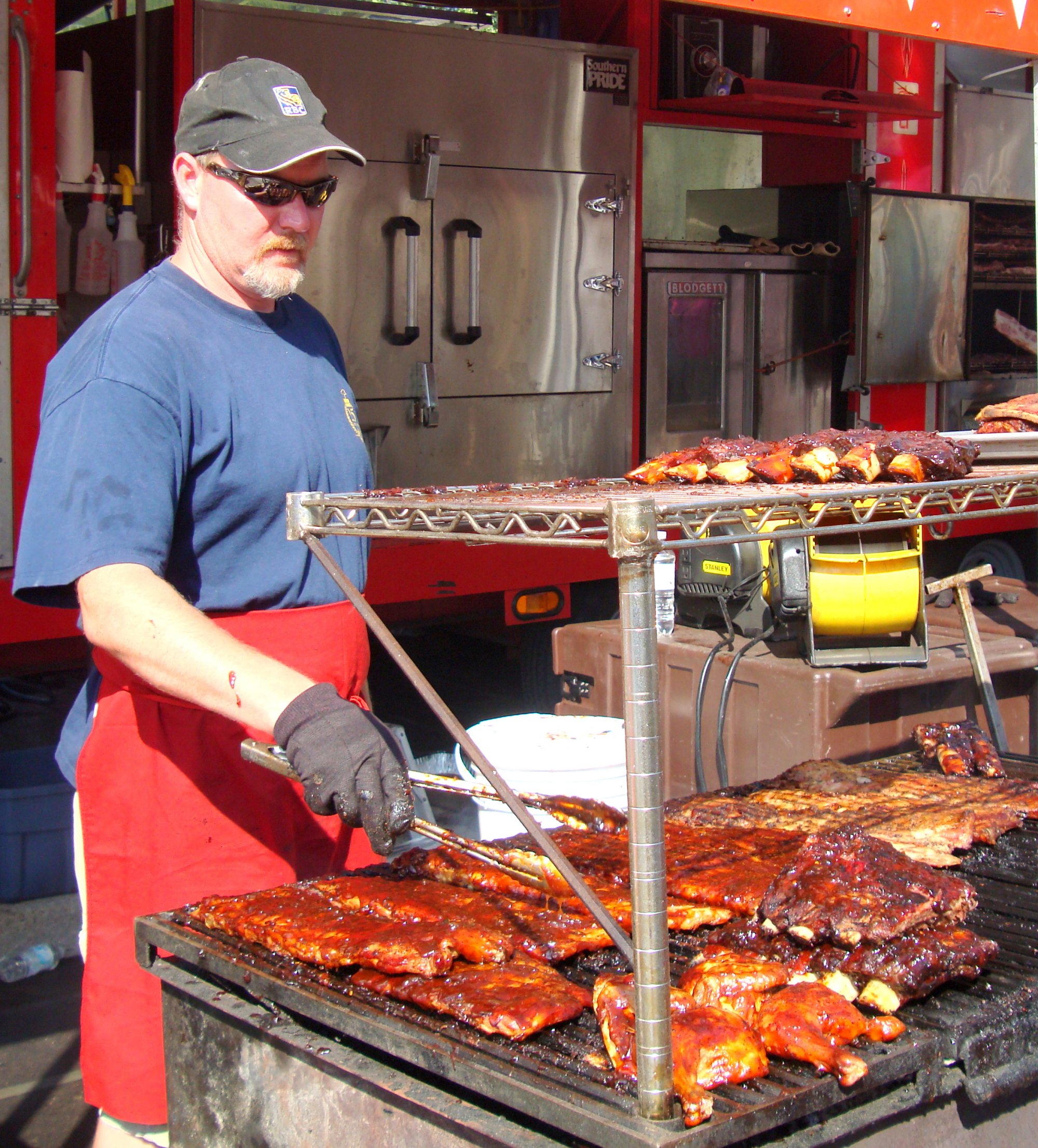 Rotary Ribfest Bone Daddy Cook photo by I Lee 16Jul10