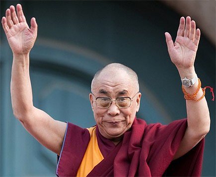 Dalai Lama Both  Hands Up image from https://i1.wp.com/www.handresearch.com/thumbs-up/dalai-lama-hands-up.jpg