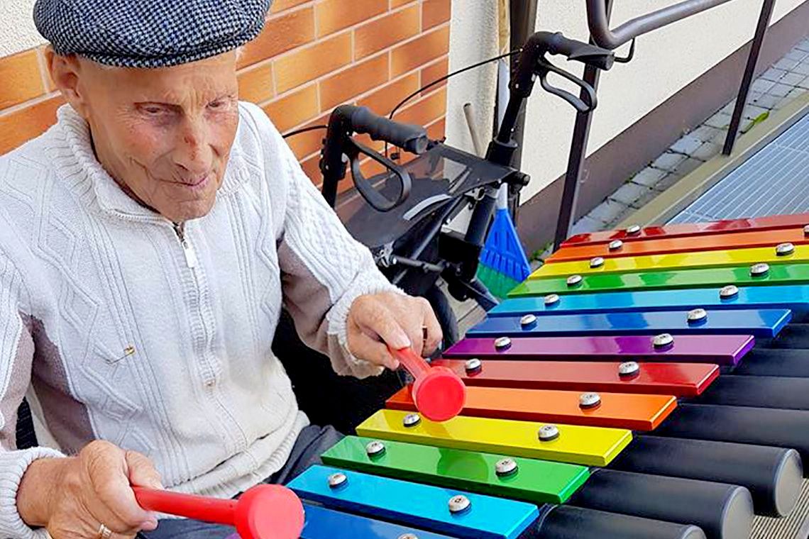 Senior playing Cavatina or Glockenpiel 3917548938_1140x760-Cavatina-older-Man.jpg Google image from https://www.percussionplay.com/cavatina/