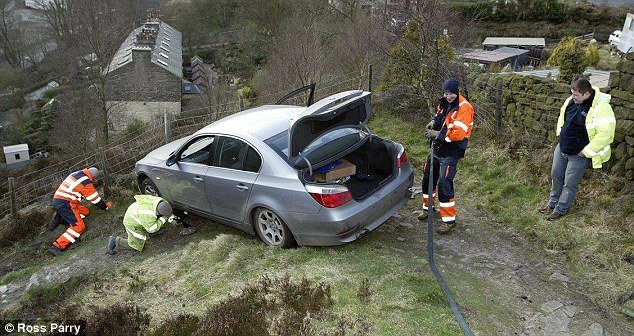 Photo by Ross Parry, image from https://www.dailymail.co.uk/news/article-1164705/BMW-left-teetering-100ft-cliff-edge-sat-nav-directs-driver-steep-footpath.html