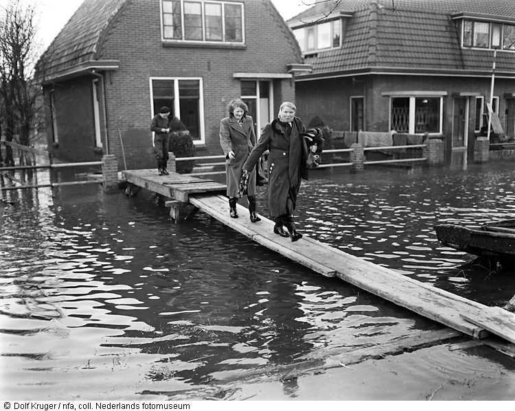 Uit De Watersnoodramp gefotografeerd van het Nederlands Fotomuseum Overstroming in Tuindorp Oostzaan, Amsterdam (1953) Google image from http://www.geheugenvannederland.nl/?/nl/items/NFA01:dkr-1762-1