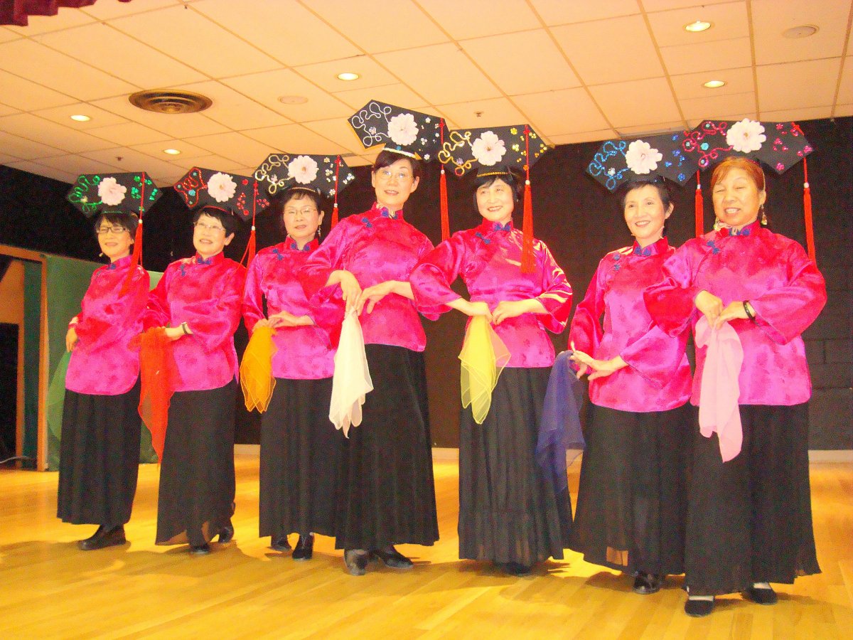 7 Ge Ge Folk Dance Performers